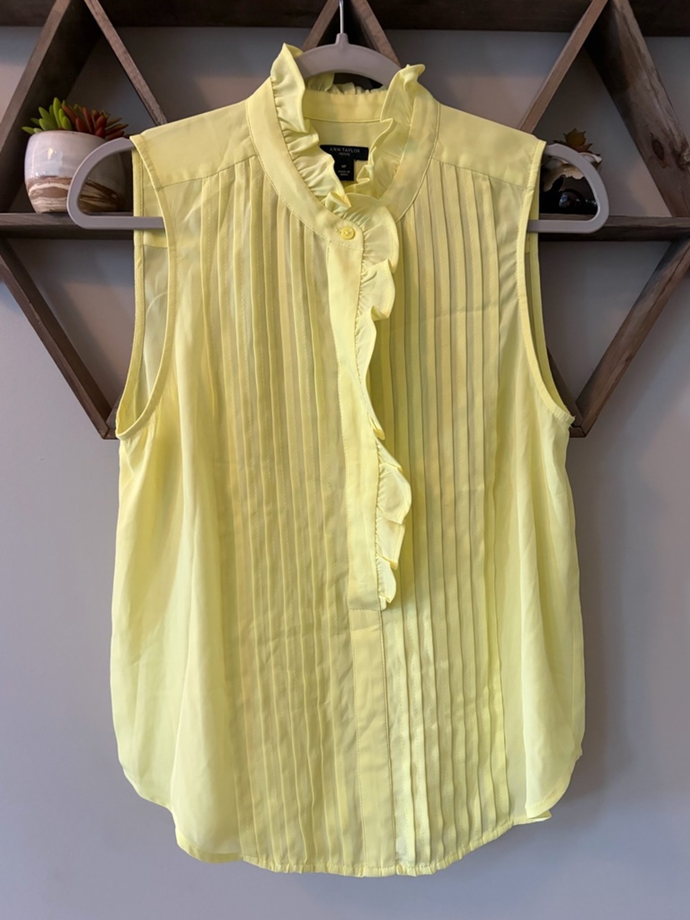NWT Ann Taylor sleeveless pleated blouse ruffled mock neck lemon yellow. Size MP